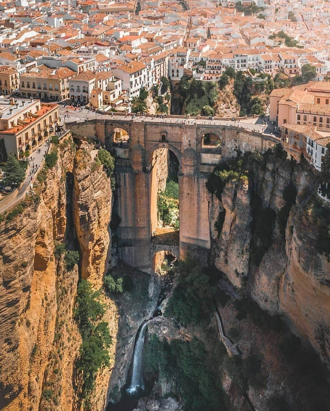 Padgramさんのインスタグラム写真 - (PadgramInstagram)「Mesmerizing bridge ~ Ronda, Andalucía, Spain 🚩Have you ever visited this beautiful city? 🚩  Photo: @langer_danger Congrats! 😍  #pgdaily #pgstar #pgcounty #planetgo #planet #planetearth #amazing #awesome #city #citybestpics #living_europe #ronda」2月23日 15時54分 - planet.go