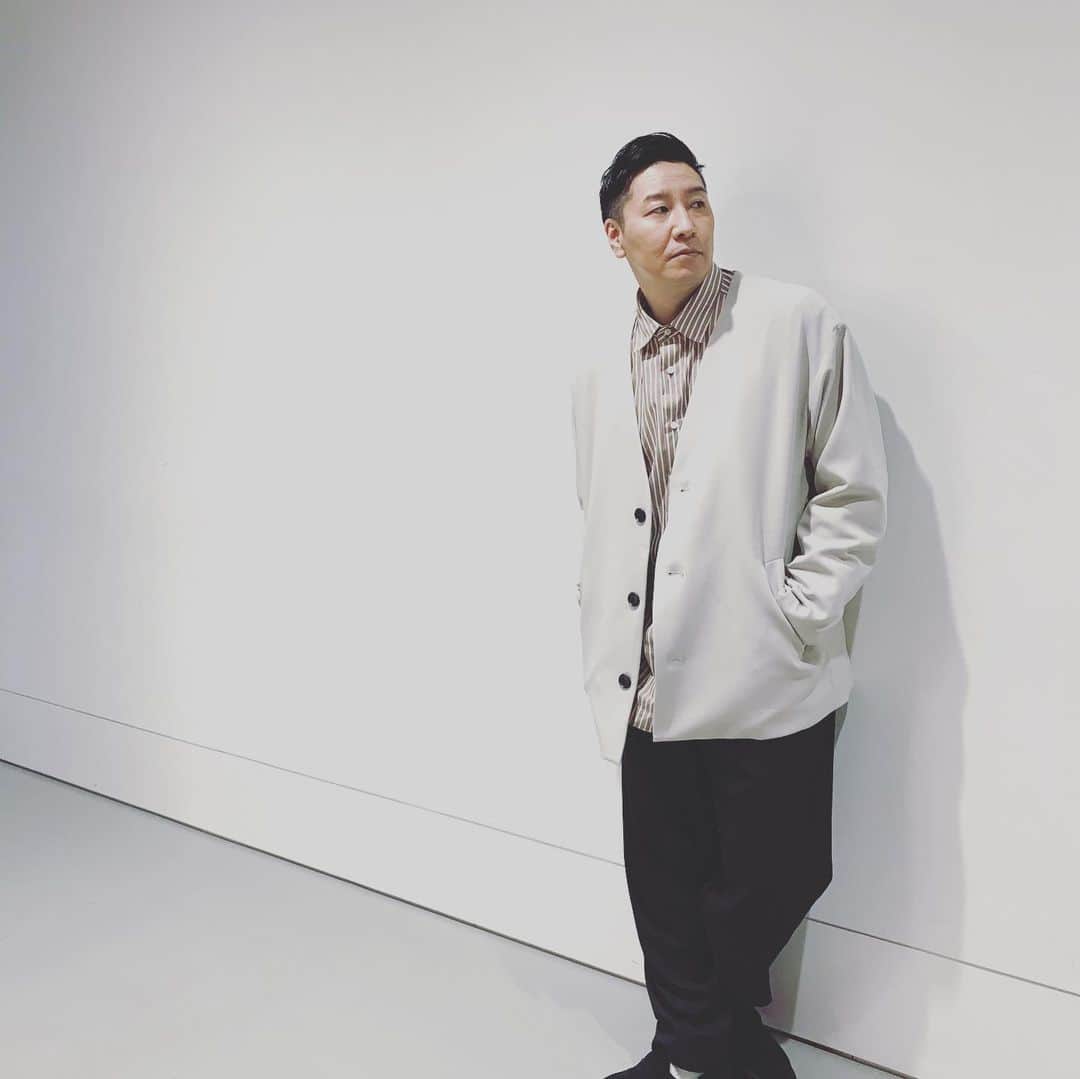 長田庄平のインスタグラム：「肩ファッション  撮影：松尾アンダーグラウンド  #lowrysfarm #nikoand  #チョコレートプラネット」