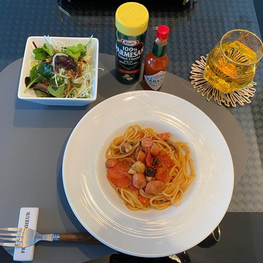 矢部美穂さんのインスタグラム写真 - (矢部美穂Instagram)「今日もパスタ作り🍝 トマト、黒ニンニク、ウインナー、マッシュルーム✨ 味付けは塩だけだよ🧂 シンプルなのに優しいトマトの味で美味しい😍 サラダもつけてランチ風にしてみました✨ #家カフェ  #家ランチ #手作りパスタ  #トマトパスタ  #ステイホーム #40代  #矢部美穂」2月23日 15時59分 - miho.yabe.0607