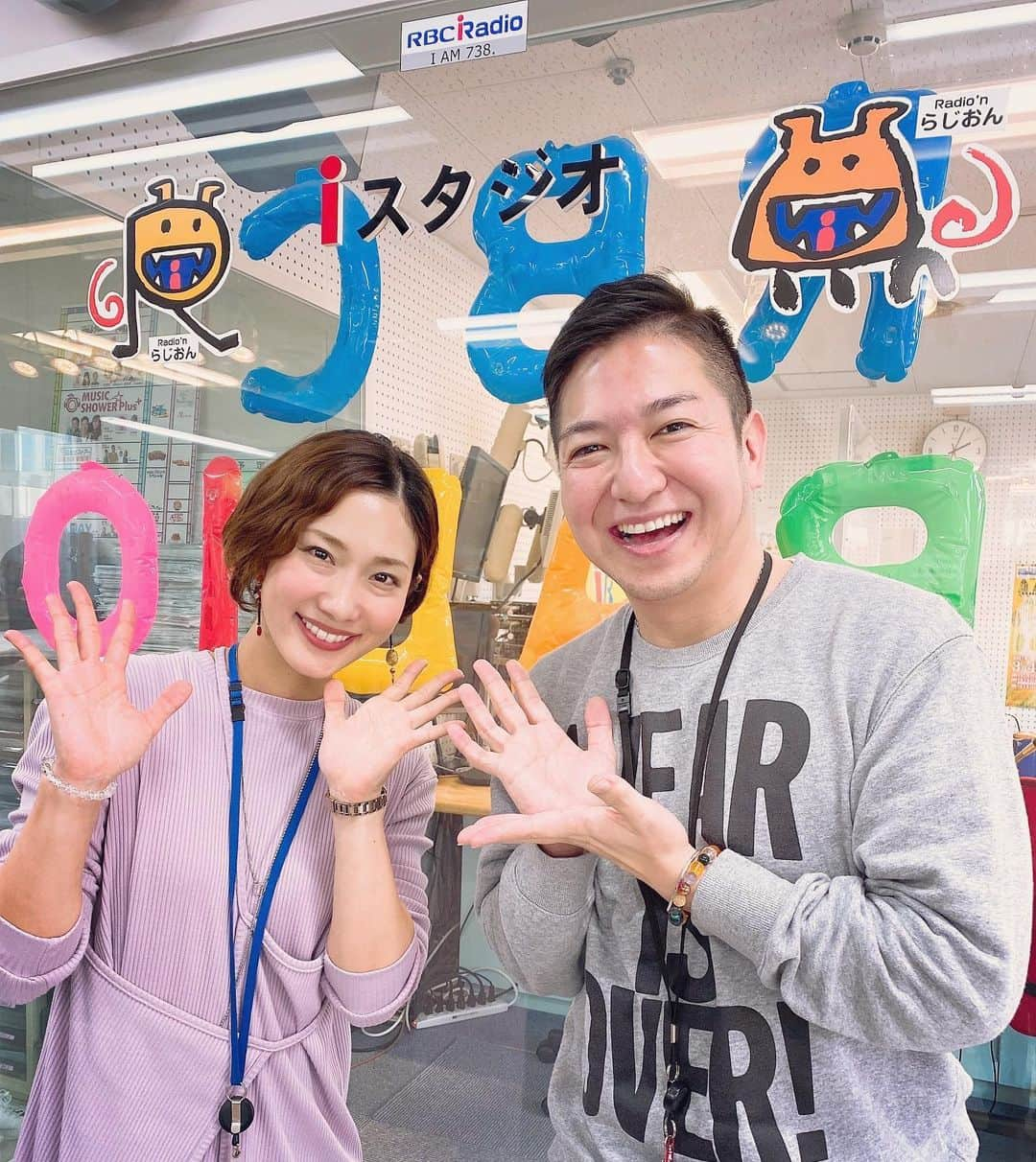 しおりさんのインスタグラム写真 - (しおりInstagram)「2021.2.23  楽しい楽しい4時間でした！  RBC iラジオ「MUSIC SHOWER Plus+」 今日はMCのくだかまりさんがお休みという事で 微力ながらピンチヒッターを務めさせて頂きましたっ🙏🏻  といっても倫太郎さん @lintaki の 素晴らしいMC力に乗っかって カラスのモノマネしてただけですが（笑）  ガンガン素でいかせて頂きましたw  温かく迎えて下さったリスナーの皆さん メッセージを送って下さった皆さん 本当にありがとうございました！  オンエアでご紹介出来なかったメールも沢山あったのですが、 「今日しおりちゃんがMCだから初めてメールしましたー！」 というメッセージも県内外から届いていて😭 本当に嬉しかったです！  放送が終わって全て目を通させて頂きました！感謝！  声のお仕事で幅を広げたい、 という思いが昨年からますます強くなっているのですが、 こういった形で叶うなんて。泣 お声がけ下さったRBCスタッフの皆さま ありがとうございました！  声を通して、 皆さんの今日という1日が 素敵に彩られてくれたら嬉しいです。  ありがとうございました！カーーっ！  #musicshower」2月23日 16時03分 - shiori_kinjo