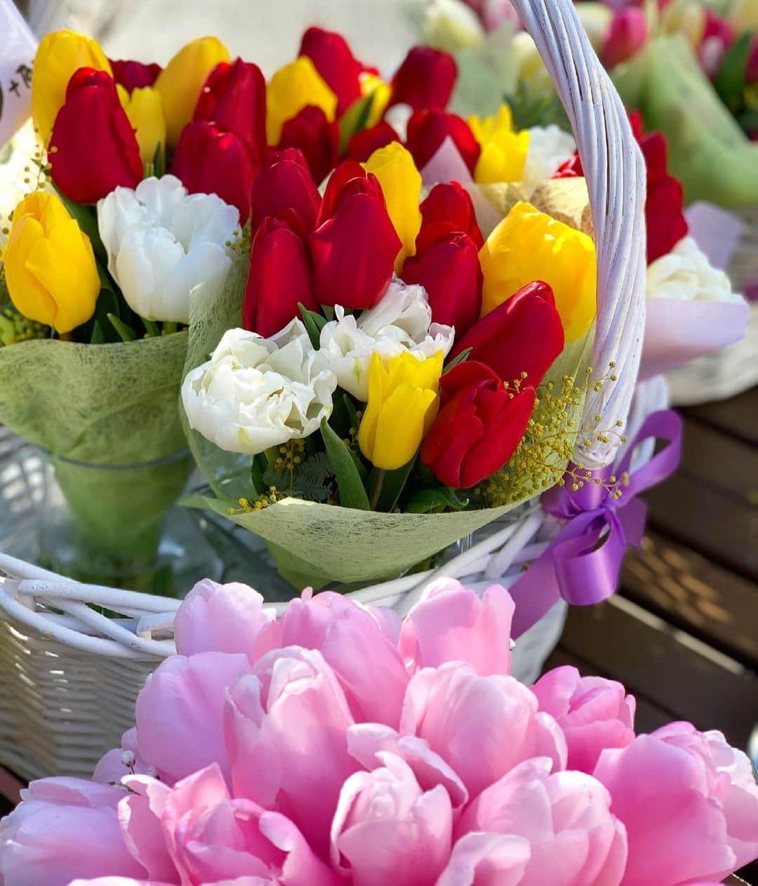 いかりさとみのインスタグラム：「🌷🌷🌷  花屋さんのチューリップに思わずパチリ  いつだったか  表参道の街頭でチューリップをもらったことがある  富山県の観光PRだったんだけど  その時に富山県の花がチューリップと知って  赤いチューリップだったな、とってもかわいかった♡  #チューリップ  #かわいい#明るい #春の花 #表参道 #富山県 #砺波 #新潟県 #県花 #春  #tulips #spring #springday #tokyo」