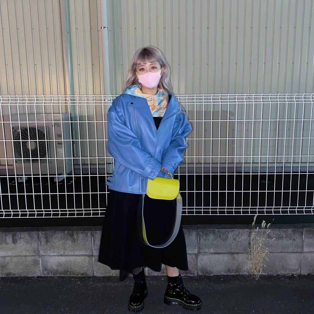 Yumeのインスタグラム：「水色と黄色コーデ🌼🤍  #17kg#イチナナキログラム#韓国通販#jouetie #drmartens」