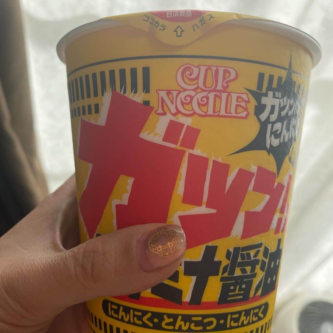 金巻ともこのインスタグラム：「包装はがした瞬間からにんにく臭 #カップヌードル #おうちごはん金巻」