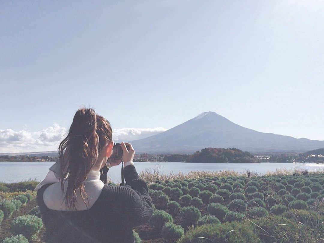 吉田有里のインスタグラム：「なるほど、今日は富士山の日！ 井上さんちの麻里奈先輩と富士山🗻  #井上麻里奈 さん #富士山 #富士山の日 #山梨」