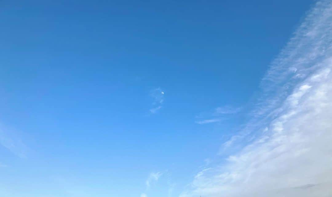黒澤はるかさんのインスタグラム写真 - (黒澤はるかInstagram)「今日は天気が良くて気持ちいいね🌞 わたしはご機嫌です♪  月がもう顔出してる♪  #天気 #晴れ #ご機嫌 #空 #月」2月23日 16時20分 - haruka_offi
