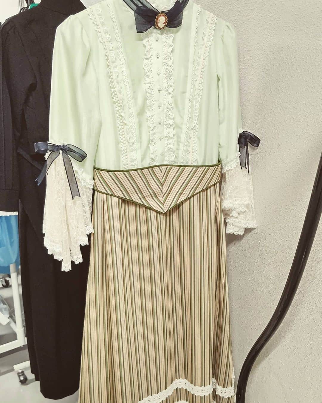 堀内敬子さんのインスタグラム写真 - (堀内敬子Instagram)「ルシールの新しい衣裳。  今回のパレードで。  ピクニックのシーンで、新しい衣裳が追加されました。  私の身体に合わせて、細やかなベルトの位置などを調整してくださり。  素敵なワンピースを着させていただきました。  #パレード #思い出をのせよう  #ミュージカル」2月23日 16時24分 - horiuchi_keiko