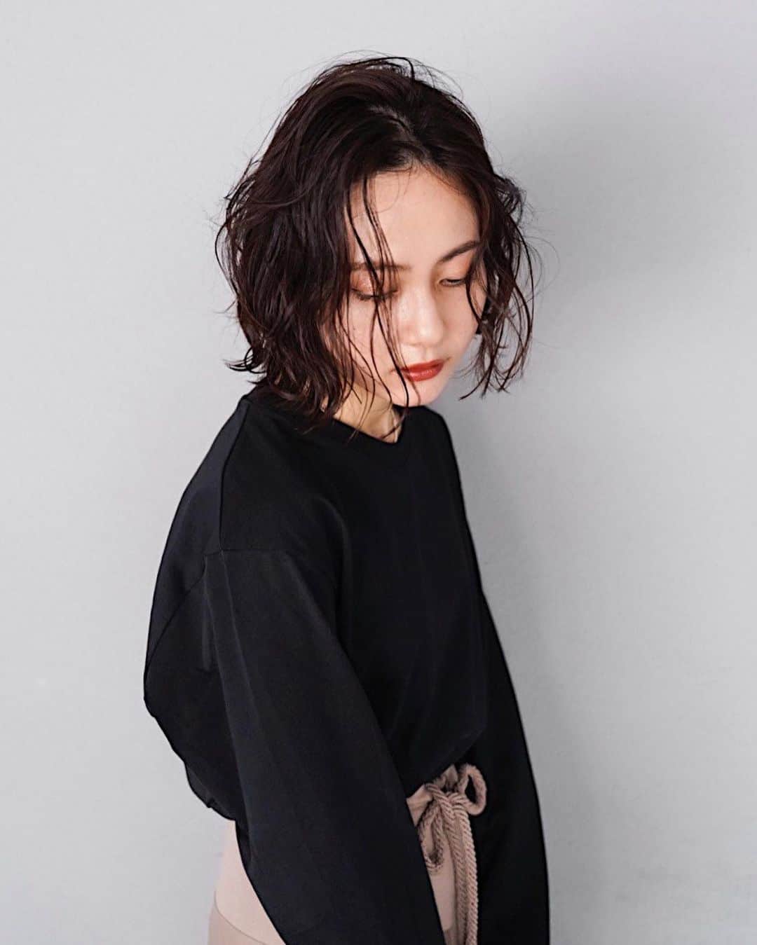 小川琴美さんのインスタグラム写真 - (小川琴美Instagram)「このくらいのテンションのウェーブ感可愛い   髪がゆるゆるしてる時は赤リップで締めるのが好き  #ボブパーマ」2月23日 16時26分 - koty______