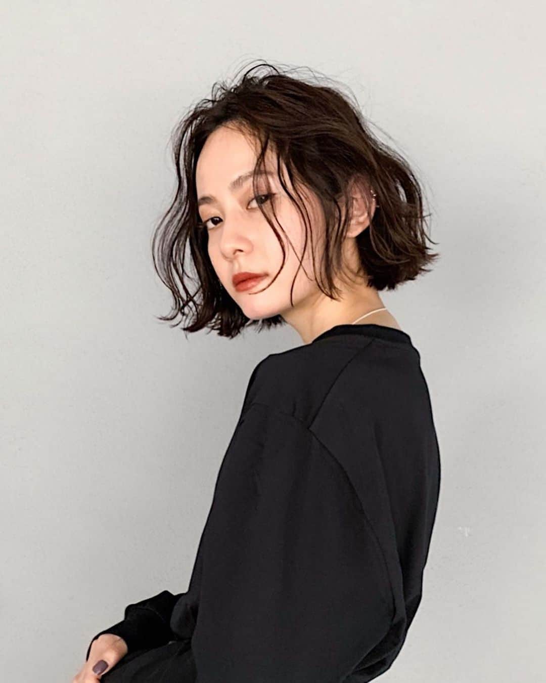 小川琴美さんのインスタグラム写真 - (小川琴美Instagram)「このくらいのテンションのウェーブ感可愛い   髪がゆるゆるしてる時は赤リップで締めるのが好き  #ボブパーマ」2月23日 16時26分 - koty______