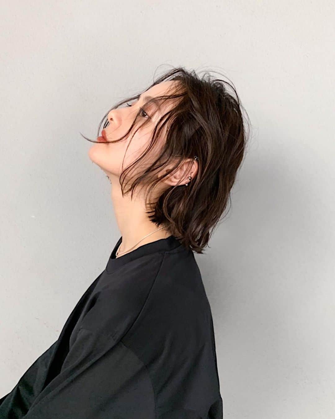 小川琴美のインスタグラム：「このくらいのテンションのウェーブ感可愛い   髪がゆるゆるしてる時は赤リップで締めるのが好き  #ボブパーマ」