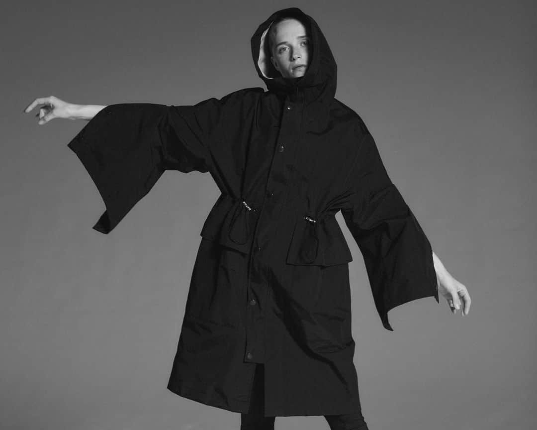 DANSKIN Japanのインスタグラム：「【COLLABORATION】   2021年2月24日、DANSKINの新しいラインがまたひとつローンチします。 DANSKINの美しさに向き合う姿勢と、UJOHが思い描く自由でハンサムなスタイルを掛け合わせた「UJOH DANSKIN（ウジョー ダンスキン）」。  アクティブなライフスタイルを過ごす人々の日常に、 従来の概念に縛られない自由で快適なウエアリングの新しい価値を提供するコレクションです。  撥水性抜群でハリのある丈夫なナイロンタフタ素材のコート。 ウエストコードや袖のドットボタンの開閉によりシルエットの変化をたのしめます。 さらに、内側には着脱式サスペンダーを備え、パラシュートのように肩から掛けられる仕様。 自由な着こなしをたのしんでください。  ▼UJOHとは コレクションブランド(Y‘s、Yohji Yamamoto)のパタンナー出身である西崎暢氏によるドメスティックブランド。 パタンナーの視点によるクリエーションが特徴で、 本質的なテーラーリングや大胆なカッティングなど、布の理にかなったデザインを絶妙なバランスで取り入れ、自由でハンサムなスタイルを提案している。  ▼展開店舗 DANSKIN beautiful things 渋谷ヒカリエShinQs DANSKIN 玉川高島屋S・C DANSKIN beautiful things タカシマヤ ゲートタワーモール DANSKIN beautiful things IPSスタジアム DANSKIN beautiful things グランフロント大阪 NEUTRALWORKS.TOKYO NEUTRALWORKS.HIBIYA NEUTRALWORKS.NIHOMBASHI 伊勢丹新宿店 本館2F アーバンクローゼット DANSKIN OFFICIAL ONLINE STORE UJOH OFFICIAL ONLINE STORE ELLE SHOP エストネーション 六本木ヒルズ店（2/25～3/11） エストネーション 大阪店（2/24～3/11）  #ujohdanskin #ウジョーダンスキン #danskin #danskinjapan #ダンスキン #しなやかに生きる」