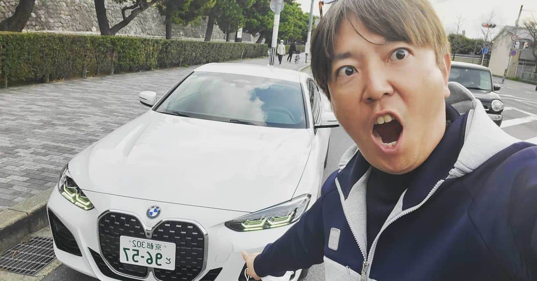 竹内弘一のインスタグラム：「ただただクルマ好きなだけのおっちゃんのちょこっと試乗記　BMW420i  クーペ万歳！  幼稚園児のころからクルマが好きだった私は、いつもクルマの絵を書いていました。 一番良く書いていたのはポルシェ911と928。小学生のときはCR-Xやプレリュード、中学生になるとNSXやアストンマーティンDB7、SLなど。こうやって書き出してみると変な趣味ですね(笑)フェラーリやランボルギーニがない。。 共通するのはクーペでありスポーツカーでした。 クルマ＝クーペと言ってもいいぐらい。 自分の最初の愛車はユーノスロードスター。オープンやないかい！！とのツッコミが入りそうですが、2ドアですのでご容赦を。  賛否両論の顔  今回の主役、BMW420iはデビュー前から話題でした。BMWの象徴、キドニーグリルが縦長にそして超デカくなり「なんじゃ！この顔は！」と賛否両論。どちらかというと否のほうが大きかったかな？でも実写を見ると「え！うそっ？実物見たらめちゃかっこいいやん！」。BMWは写真を撮るのが下手なのか？(責めてるわけではありません。比喩です。)と思うほど実物がかっこいいんです。違和感もない。 恐らく実物ならではの立体感が大きいのだと思いますが、私は好きです。キドニー＝腎臓の意がより本物っぽくなっているといういい方もできるかもしれませんが。  刮目せよ！ボディーの美しさよ！  今回どうしても個性的な顔に注目が集まりがちなのですが、私が惚れ惚れするのは斜め後ろからの姿。たまりません。スコッチをストレートで５杯は行けます。もちろん飲んだら乗るな！は基本です。4シリーズは鋭さとグラマーさ、スポーティーさとエレガントさが絶妙のバランスで組み込まれています。走っていくシチュエーションによってどのようにも見えるデザインですね。  鼻先の軽さが気持ちいい  420iは2リッターの直列4気筒エンジンが搭載されています。運転しだした途端に感じるのは「鼻先かるーい！」。フロントミッドシップ気味の前の車軸より後ろに積まれたエンジンのおかげでめちゃめちゃハンドリングが気持ちいいです。恐らくこれは6気筒の積んだM440iよりもいいです。 パワーと回転フィールは6気筒に譲りますが、ハンドリングの快感とスッキリ感は420iが勝っていると思います。  気になる使い勝手は？  内装に目を向けると、そこは兄弟にあたる3シリーズで見慣れた景色。4ならではのスペシャルなインテリアの特徴があってもうれしいですが、それは時代の流れですね。クーペを作ってくれているだけでもBMWさんに感謝です。意外だったのはトランクがめちゃ広いところ。ゴルフのキャディバッグは横に２つ積めますし奥行きもかなりあります。後ろの座席は大人でも座れますが、使い勝手でいくとセダンには勝てません。でも！それだけに！流れるルーフラインの美しさが際立ちます。  これからはクーペ復権時代？  BMWには現在、8シリーズと4シリーズ、２つのクーペラインナップがあります。いずれも究極のかっこよさを目指した振り切ったクルマです。振り返っちゃいます。街ですれ違ったら。振り返っちゃうほどかっこいい、美しいって素敵ですよね。 BMW以外のメーカーでもよく見ると美しい、かっこいいクーペはラインナップしています。日本車は残念ながら絶滅危惧種ですね(がんばって作っているメーカーもあります！ただ車種は少なくなりましたね)。これはクーペの歴史をみるとよくわかるのですが、クルマが文化になっている欧米と、まだまだクルマ文化が成熟していない日本の差なんでしょうね。 美しい京都の街には美しいクーペが似合う。クーペには空間の広さはありません。 SUVやミニバンは家族や仲間のための広い空間。クーペはパーソナルなものです。ミニバンに一人で乗っていても広すぎて空間をもて余しますよね。クーペの室内は濃密な空気です。１人または２人の時間を濃密に過ごせるのがクーペの特権。それこそがパーソナルのための贅沢。クルマが文化になる瞬間です。  #クルマを文化に #matsushimaholdings #bmw #420i」