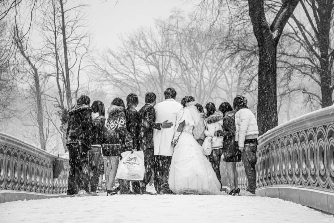 のインスタグラム：「Photo by @juancristobalcobo / Who says a blizzard can stop a wedding picture from being taken? #snow #centralpark #nyc #juancristobalcobo」
