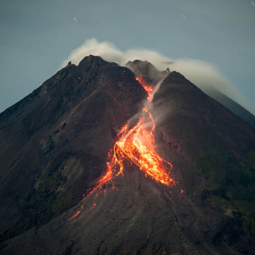 のインスタグラム：「AFP Photo 📷 @agungsupri - Lava flows from the crater of Mount Merapi as seen from Tunggularum, in Yogyakarta on February 23, 2021.」