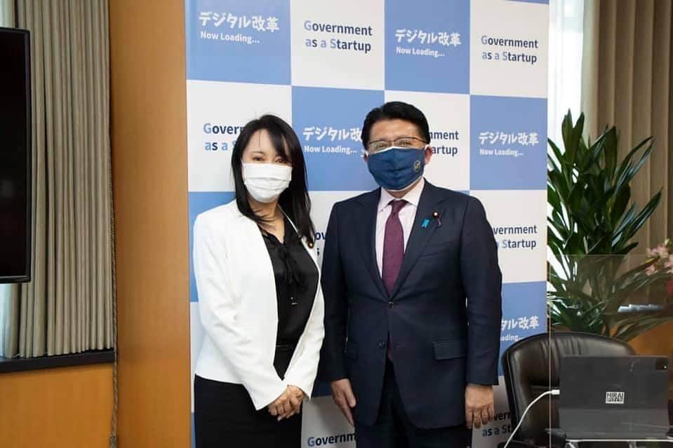 のインスタグラム：「.  先週末に、平井卓也デジタル大臣へ要請しました。自民党女性活躍推進特別委員長として。コロナ離職者のデジタル転職支援について。  #自民党女性活躍推進特別委員長 #平井卓也大臣 #デジタル担当大臣 #コロナ離職者 #デジタル転職」