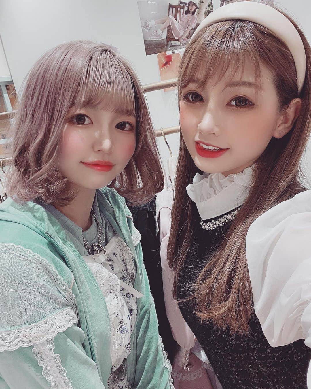 まりんさんのインスタグラム写真 - (まりんInstagram)「少し前に、よちちゃん(@yochi_burlesque )とswankiss(@swankiss_official )の展示会行ってきました🦋💦💙💙 . めちゃくちゃ可愛いワンピースとかセットアップとかサンダルとかたくさんあって女の子楽しいなあって幸せになった👗💭🤍🤍🫖まりんは水着注目しました💭🤍届くの楽しみっ🫖💭🤍 . 一緒に行ってくれたよちちゃんおしゃれだいすきで可愛いしとっても優しいの💓いつもバーレスクのお衣装たくさんお直ししてくれているんだよ🥺💓💓ほんとにありがとう🥺💓💓そしてめちゃくちゃブルベでうらやましい🥺🦋💙💓💓💓🦈 . . #swankiss   #スワンキス展示会#白バングル #ストレートヘア#ヘアメ#海月姫#followｍe #followers#ootd#makeup #instafashion #kawaii#tokyo #roppongi#フォローミー #フォロー#撮影会モデル#グラビア#むちむちボディ #キラキラ女子#バーレスク東京#バーレスク#burlesquetokyo #burlesquedancer #リアルナース#金曜日のソロたち」2月23日 16時44分 - marin_burlesque