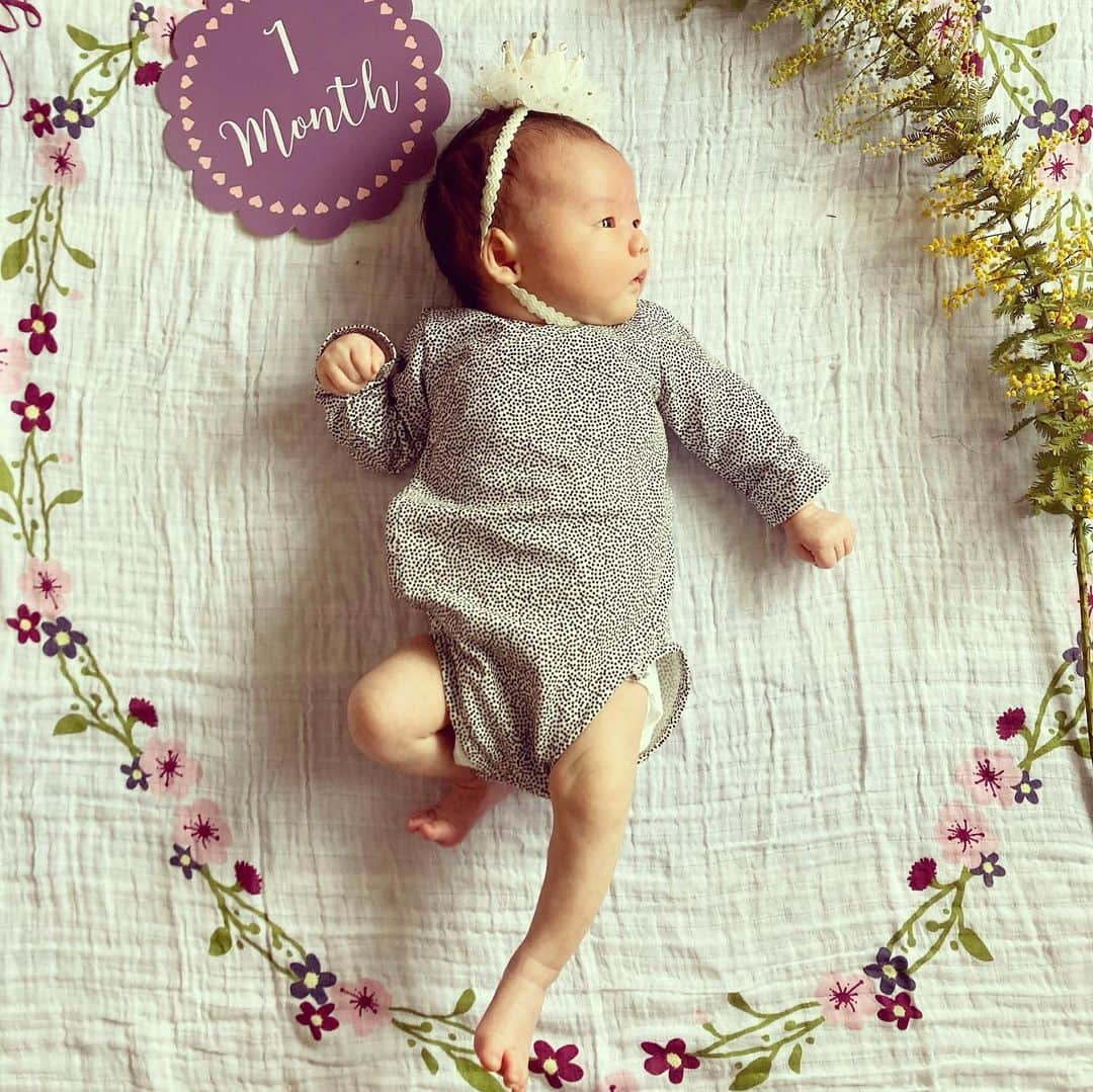 千葉アリサのインスタグラム：「1 month 👶🌼  尊い。 生まれてきてくれてありがとう。  心配ごともありましたが、お陰様で すくすく成長し　お腹の中でもよくしていた自分の しゃっくりにキレるほど元気です😂ビバ生命力❣️  大杉さん @mikitty007  からいただいた🎁 映える月齢フォトマットでおめかしを✨  お洋服　@fumieno0722  王冠　@mmiyuyimm ...thank you 🙏❤️  #1ヶ月ベビー  #宇宙人から小さなヒトに　#おかげさま#1monthbaby  #mybaby #lucadiary  #loveandpeace」