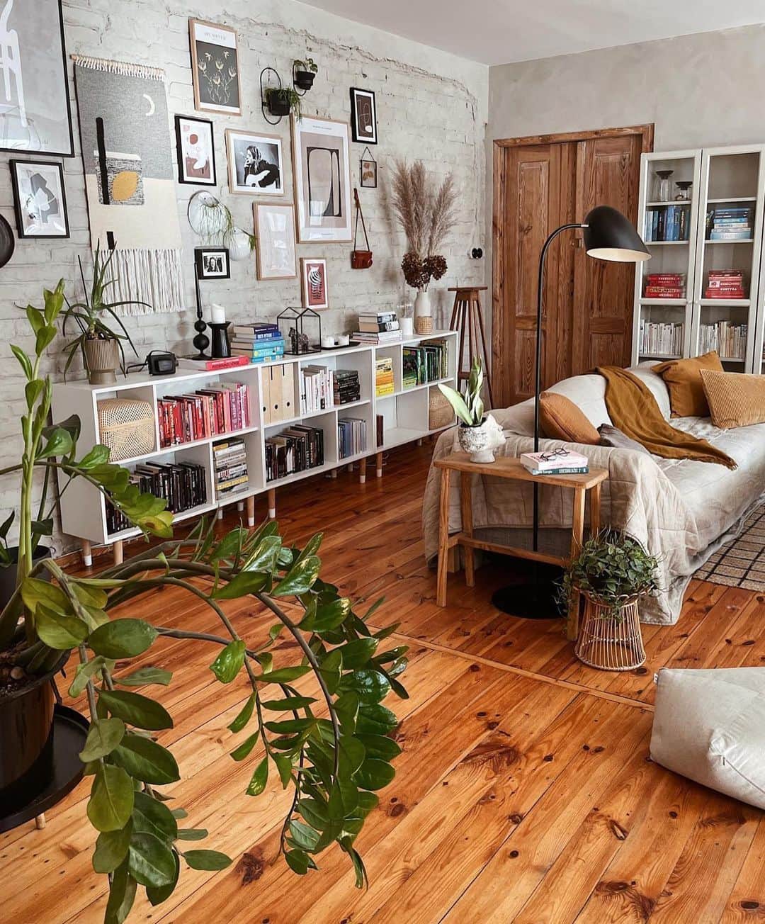 My Interiorのインスタグラム：「Cool style by @roomor_  Loving 🥰 the walls」