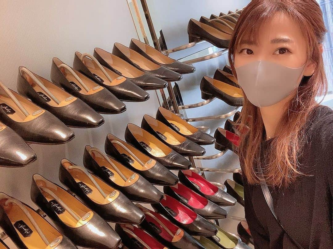 阿川麻美さんのインスタグラム写真 - (阿川麻美Instagram)「銀座かねまつ銀座６丁目本店で 靴選び体験ツアー　に参加させていただきました👠💕  まずは足の計測から…🦶 足の長さだけでなく 足囲、足幅、かかと幅、足高などなど メジャーでの計測ではなく 機械を使ってしっかりと計測していただけるのが嬉しい🥺✨  私は左右の足のサイズが違ったり 足の甲の高さが高いことが今回初めてわかったので オーダーも良さそう🤔 同じ黒でも色んな黒があって生地を見てるだけでも楽しくてつい長居してしまった😂🧡 自分のサイズにぴったり合った靴は長時間履いていても疲れにくいのはもちろん、人と被りたくない人にもとってもおすすめ！  もちろんオーダーじゃなくても 可愛いデザインのものが沢山あったよ💗 私が気になったのは 銀座かねまつ銀座６丁目本店だけの 限定カラーのもの👠 特別感あって素敵🥺🥺🥺  気になる方はぜひ行ってみてね🥰❤️  ※各店舗は感染症対策をしっかりと行っていますが 来店は時期や状況を加味してご自身の判断でお願いします🙇‍♀️ ※店内はマスク着用で！😷  @kanematsu_official #PR #ginzakanematsu #kanematsu #shoes #pumps #銀座かねまつ #かねまつ #靴 #パンプス #銀座かねまつ銀座６丁目本店 #ginza #銀座  https://www.shoesconcierge.jp」2月23日 16時47分 - asamichi922