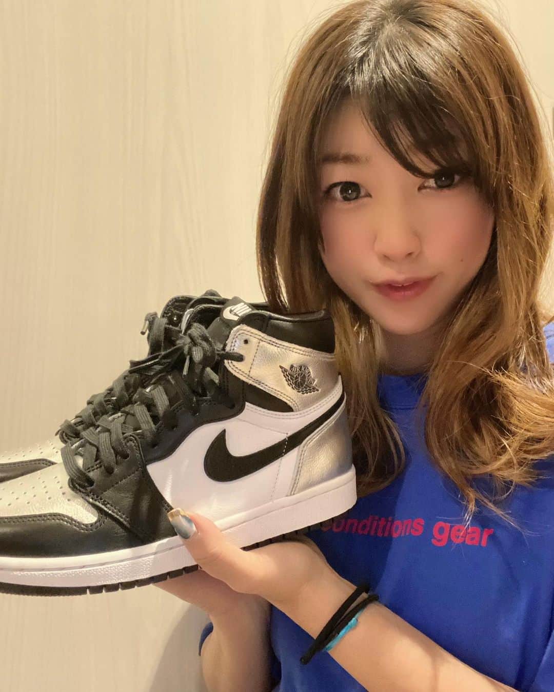 矢代梢のインスタグラム：「最近GETしたスニーカー👟 やっぱジョーダンカッコいいよね👏 シルバー合わせやすくてお気に入り😌 #スニーカー #スニーカー女子 #ジョーダン1 #シルバー #jordan1highsilvertoe」