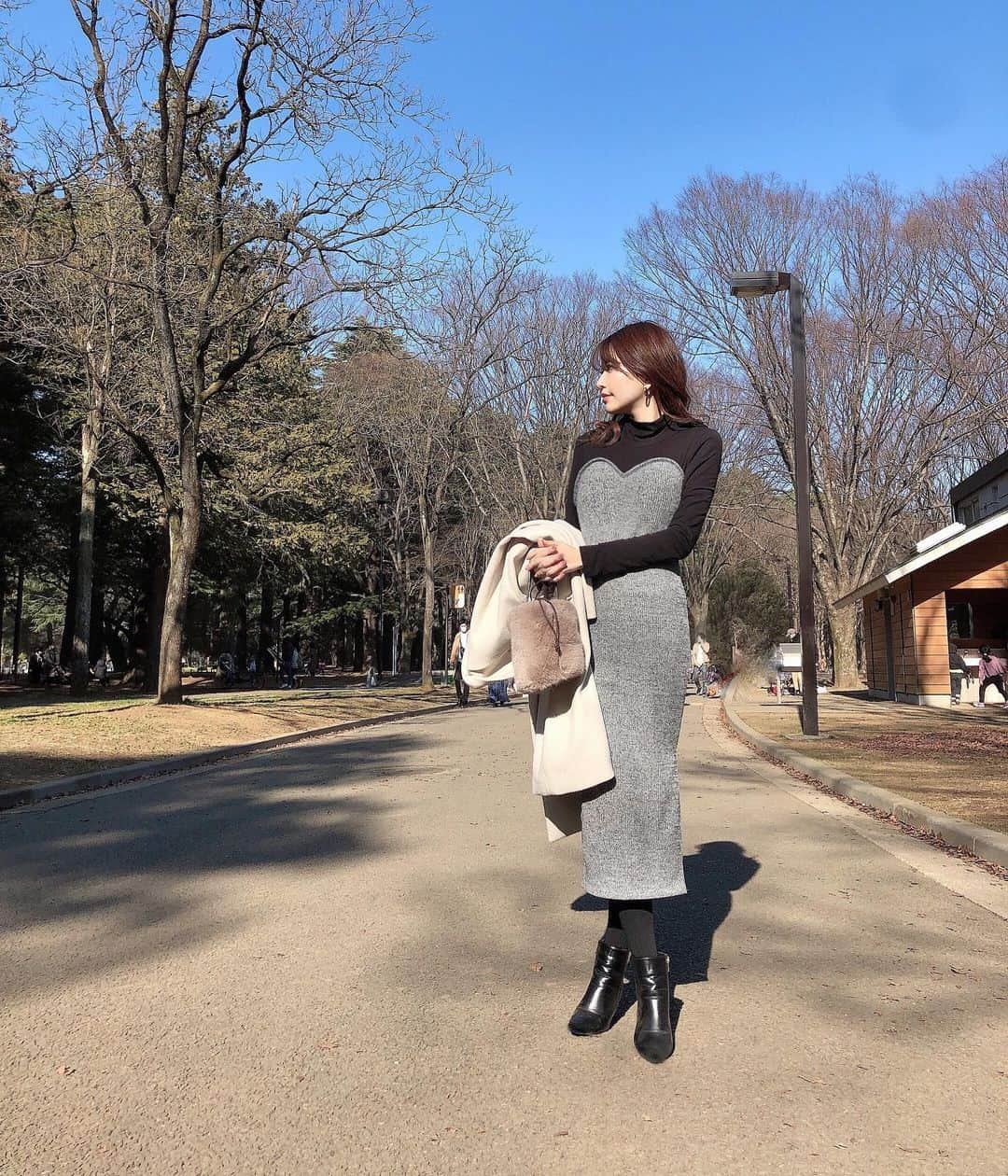 酒井桃子のインスタグラム：「. 最近暖かいからくまちゃんと 公園お散歩🐶☀️ @luna.and_official のOP 形が可愛いから早く1枚で来たい🥰 @luna.and_official はアクセサリーも 可愛いのがたくさんあって サイトを眺めてるだけで幸せ🥳 #accessory#onepiece」