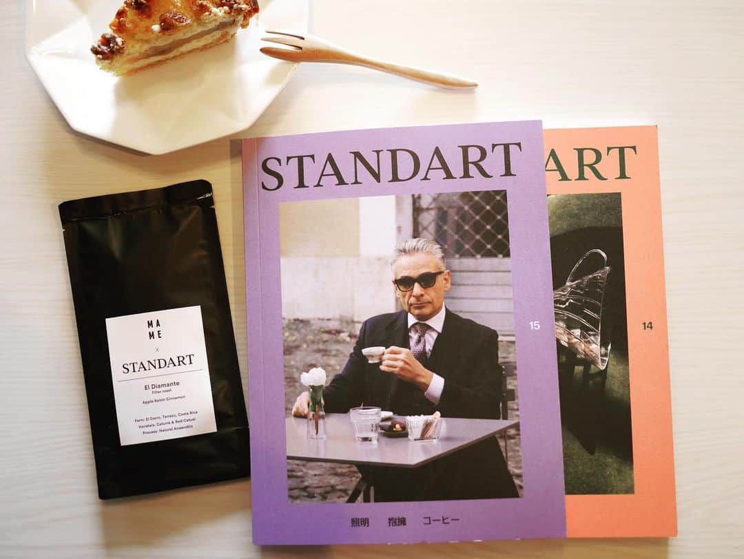 佐藤めぐみのインスタグラム：「スタンダード最新号届いたっ！  毎回コーヒーの深い世界に連れて行ってくれます。 しかも素敵なロースターさんのサンプルコーヒーも一緒に届くのです。  新しい世界、新しい味覚に出会える本。  #coffee #standartjapan  #コーヒーを飲みながらゆっくり読もう。 #シナモン香るコーヒーとアップルパイのコンビ #至福 #ElDiamante #アナエロビック #ナチュラル」
