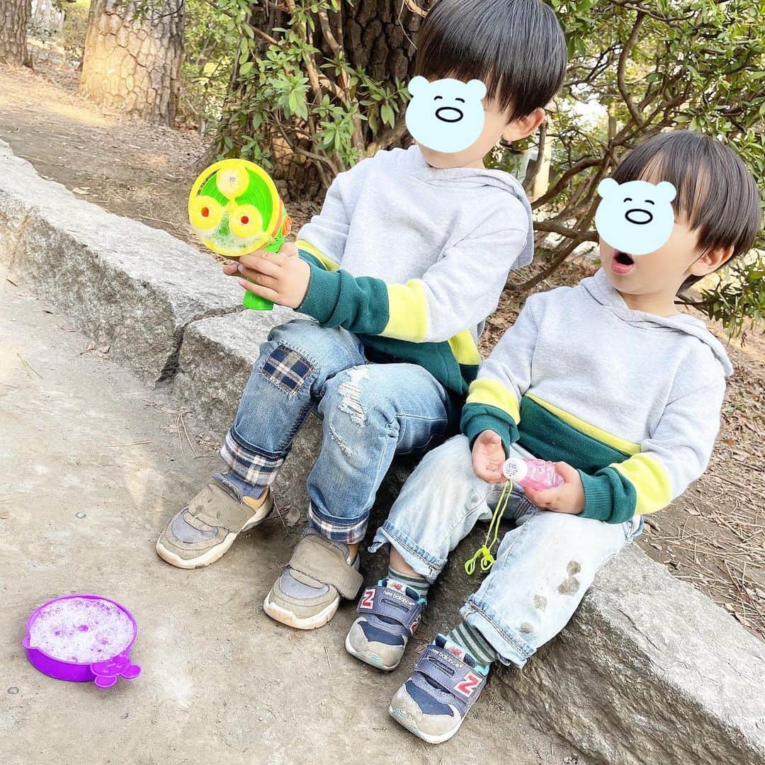 神戸蘭子のインスタグラム：「公園へ。 花粉に負けない😂  #花粉症　#花粉  #つらい　#公園　#子供とお出かけ  #ママライフ　#男の子ママ　#2人育児　#シャボン玉　#ご近所スタイル　#デニムコーデ　#お揃いコーデ」