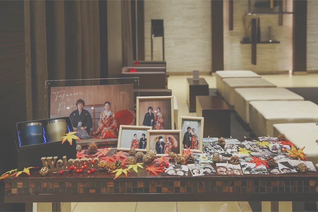 のインスタグラム：「* 想い出の写真を... お二人の好きなものを...  * *  #lagunaveilpremier #ラグナヴェールプレミア #令和婚#2021春婚#2021秋婚 #wedding#結婚式#関西結婚式#大阪駅直結 #結婚式場#大阪結婚式場#ウェディング #大阪プレ花嫁#関西花嫁 #プレ花嫁#卒花嫁#大阪花嫁 #オリジナルウェディング #ウェディングコーディネート #ウェディングレポ #エスクリ花嫁#エスクリウェディング #エスクリ#ラグナプリエ #ウェルカムスペース #ウェルカムボード」