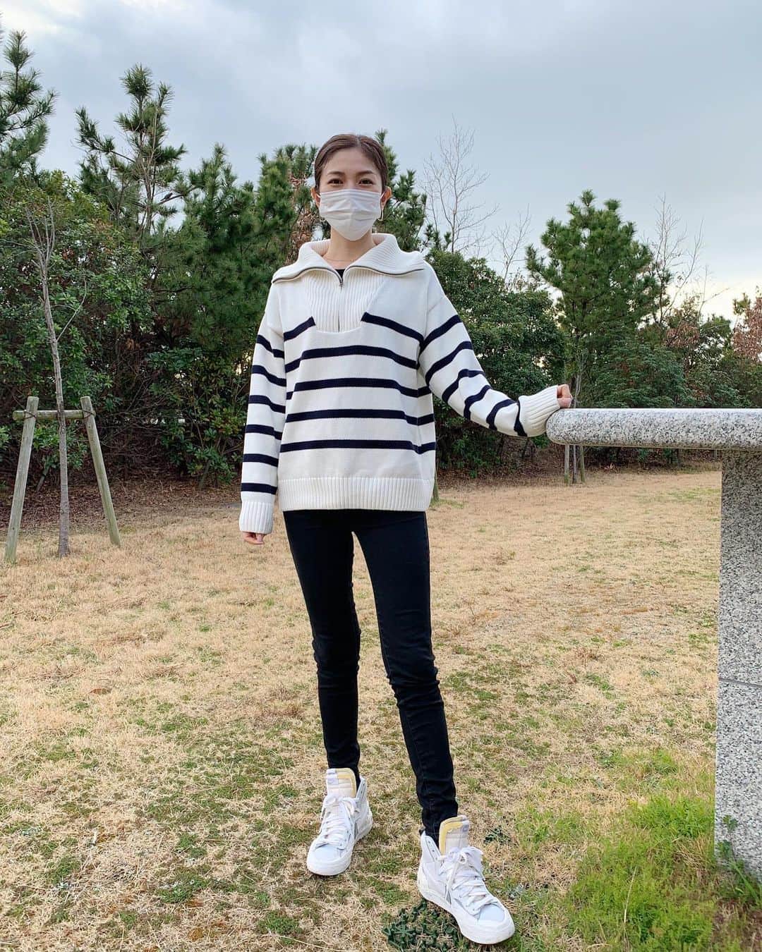 宇井愛美のインスタグラム：「娘と探検隊ごっこ🕵️‍♀️⛰ . . 最近写真撮ってくれる🧡 . . . . .」