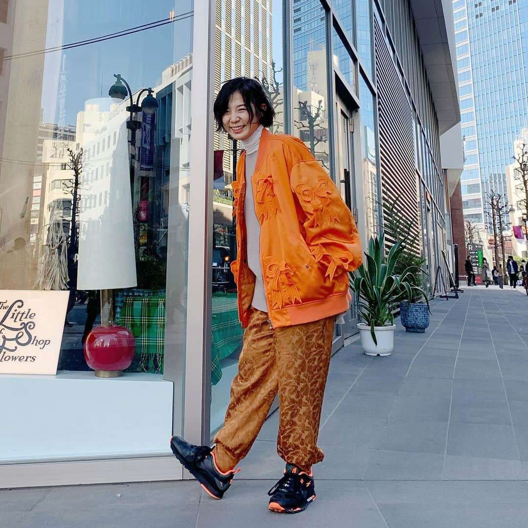 光永さんのインスタグラム写真 - (光永Instagram)「オレンジコーデ🍊🧡 足首のところのボタン具合キャワ😇 . ワッフルトップス：#urbanresearch  タートルネック：#oopsydaisy アウター：#mikiosakabe パンツ：#ungrid  スニーカー：#Reebok . . #ootd #オレンジ #オレンジコーデ #ma1 #ミキオサカベ #黒スニーカー #ワントーンコーデ #春コーデ」2月23日 16時53分 - hinata_official__