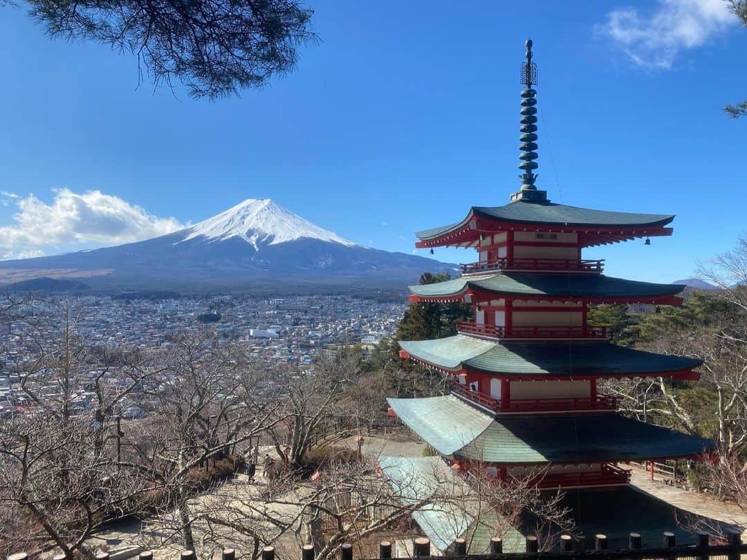 黒澤まさ美のインスタグラム：「. 先日伺った#富士吉田 にて「DISCOVER JAPAN」みたいな写真か撮れました、、🗻 . #mtfuji  . #discoverjapan  #fujisan  #view #nofilter  #japan  #富士山 #富士山🗻  #忠霊塔」