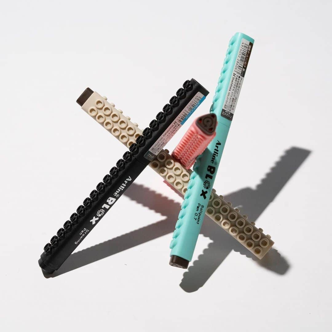のインスタグラム：「. Shachihata Artline Blox 原子筆/自動鉛筆  宛如積木的童趣造型與亮眼色彩，讓大小孩童 樂於握筆習字，沈浸在寧靜的書寫時光。  www.toolstoliveby.com.tw」