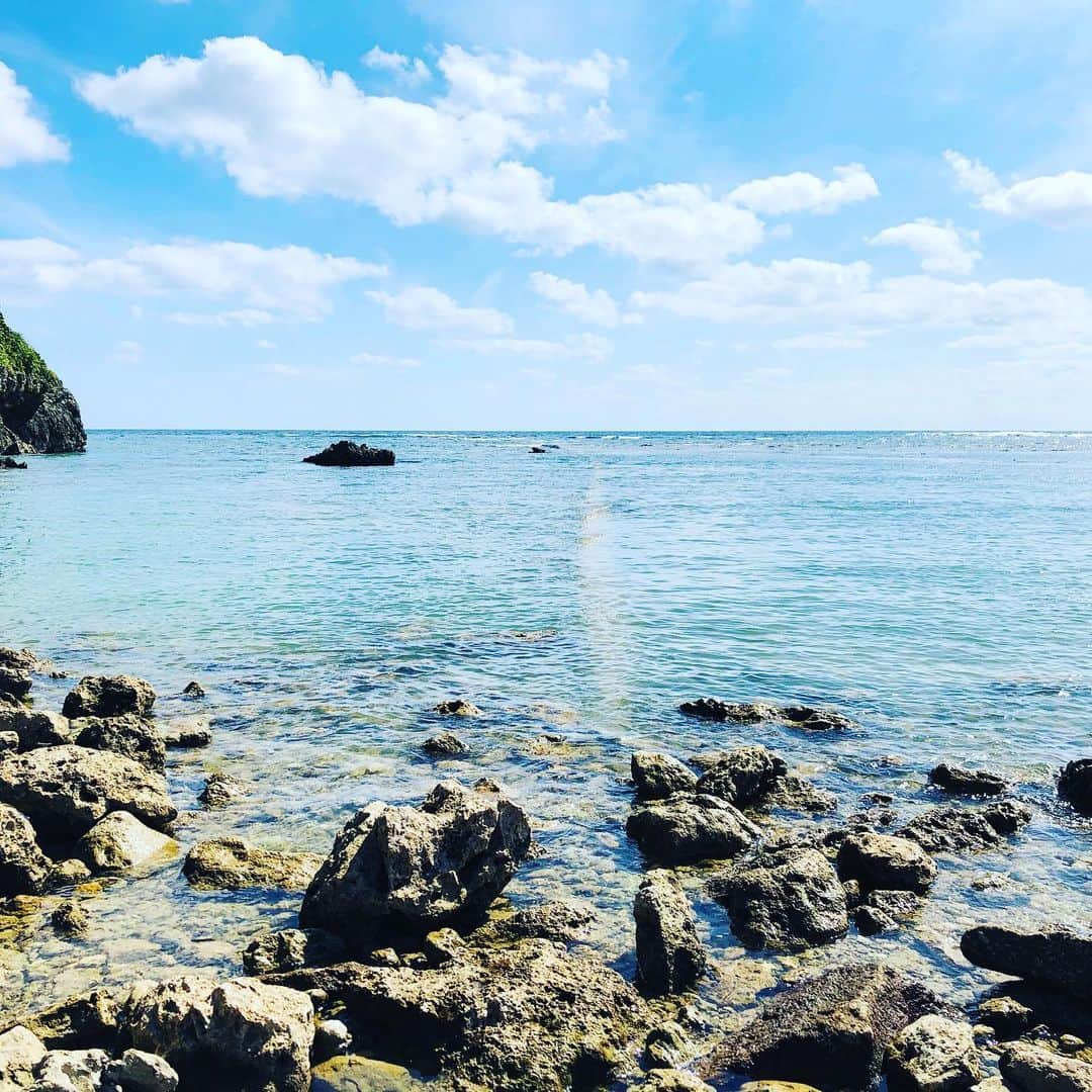 サザンビーチホテル＆リゾート沖縄さんのインスタグラム写真 - (サザンビーチホテル＆リゾート沖縄Instagram)「. 糸満は、こんなところ🤗 ジョン万次郎 上陸の地があります。  戦跡国定公園であり、シュノーケリングやサーフィンで人気なスポット、大度海岸です。 .  1枚目は 上陸した海  2枚目 右手の指す方向は、生誕の地 土佐清水市  3枚目 透き通るきれいな海  4枚目 海から陸へ上陸した目線 .  記念碑には、ジョン万次郎にまつわるお話が紹介されています❗️ .  ホテルから車で約20分🚗  色んな糸満をたのしんでくださいね✨ . .  #ジョン万次郎 #大度浜海岸 #沖縄 #糸満 #サザンビーチホテル」2月23日 16時56分 - southernbeachokinawa