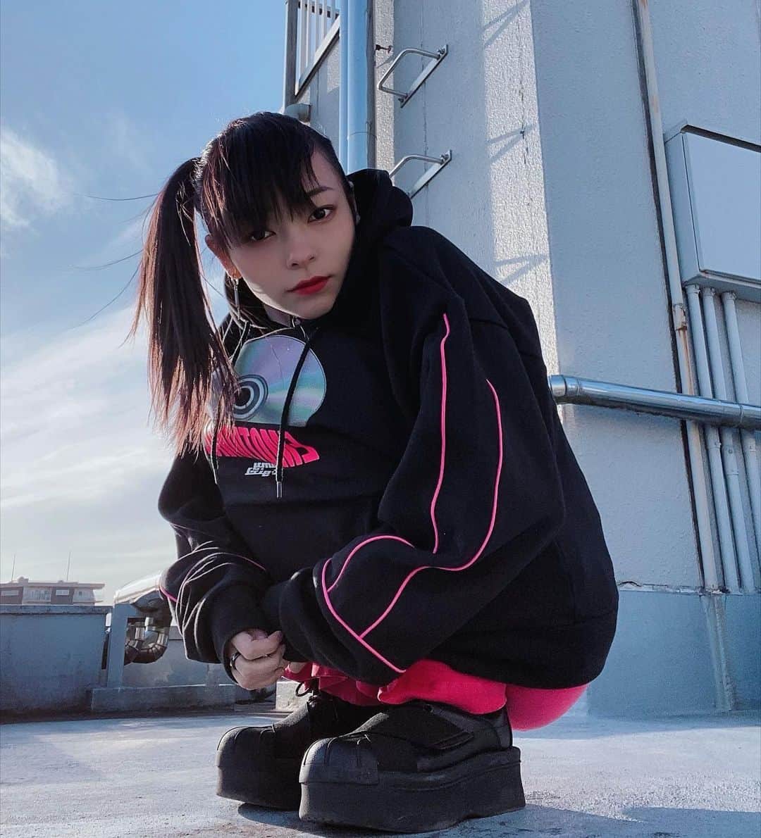 ジェニーのインスタグラム：「「私服」 蛍光ピンクがかわいいい そして風が寒いいいい  このパーカー可愛いね！ 腕のピンクのラインがたまらん  そして半袖もセットなんだけど 襟が同じ蛍光ピンクになってて 黒パーカーからチラッと見えると 可愛くてウキウキする(¯꒳¯*)  黒×蛍光ピンクは最強  #ootd #fashion #streetstyle  #streetfashion  #黒×ピンク #今年は蛍光色が流行るのか？ #xgirlの新作 #頂きました🙏  #ありがとカムサムニダ」