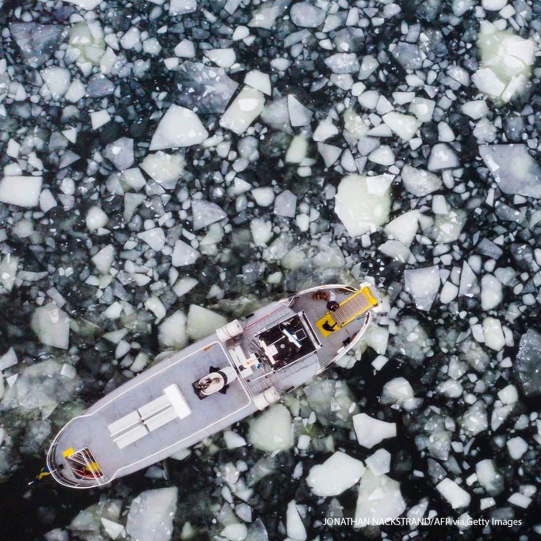 ABC Newsさんのインスタグラム写真 - (ABC NewsInstagram)「An  Aerial view shows a boat making its way through the icy water of Lidingo, near Stockholm, Sweden. #sweden #winter #ice」2月23日 17時00分 - abcnews
