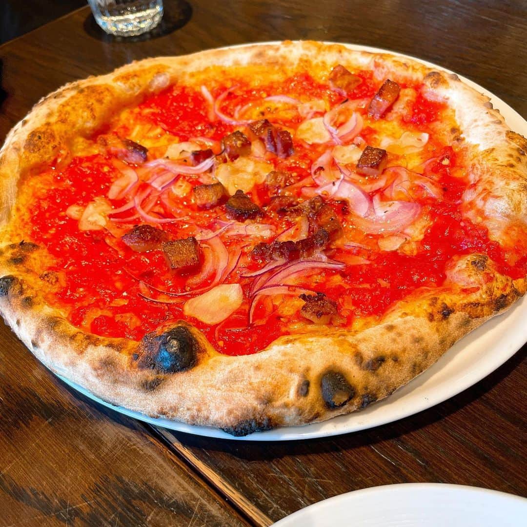 岩瀬玲のインスタグラム：「ピザ🍕  お天気も良くて 休日なのでランチに  久しぶりにピザ食べられて満足♥️  #ピザ #横浜 #ランチ」