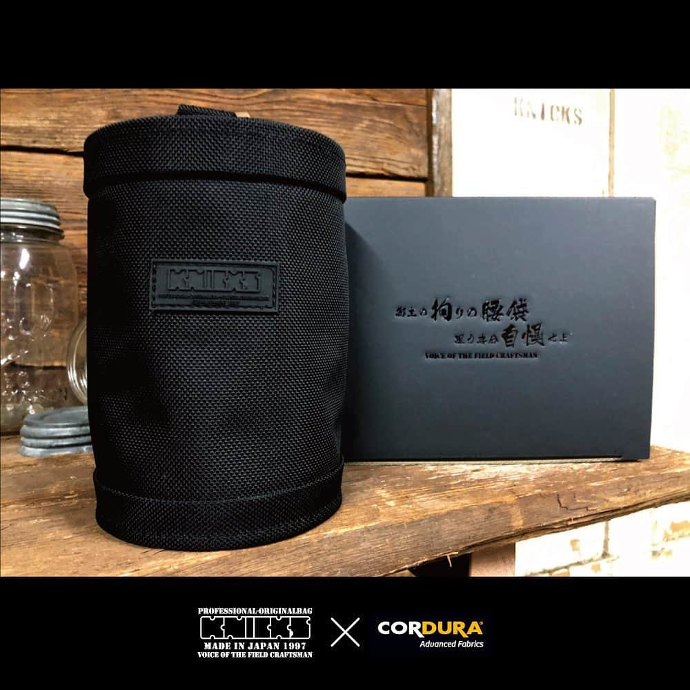 CORDURA®(コーデュラ®)日本版公式アカウントさんのインスタグラム写真 - (CORDURA®(コーデュラ®)日本版公式アカウントInstagram)「工具向け腰道具袋のリーディングカンパニー「KNICKS (ニックス)」の新作、CORDURA® Ballistic 1680D Fabric 使用のフリーカップ、BA-100DC【セフ対応ワンタッチ金具付き、自立型バリスティック生地フリーカップ】。重厚なCORDURA® Ballistic の強度は言わずもがな、セフが無い場合でも固定カラビナで装着可能、内面の折り返し生地が無い為インカップ時に手の甲の生地の耳に当たらず不快感無くスムーズに取り出せるなど、職人のニーズをしっかり反映したモノづくりは秀逸です。 ・ こちらの素敵なお写真は @knicks1962 さんの1枚です。 ・ CORDURA®（コーデュラ®）日本版公式アカウントです。CORDURA®は、耐久性に優れた素材として50年以上の実績のあるインビスタ社のファブリックブランドです。 ・ このアカウントでは、みなさんのCORDURA®を使用したプロダクトの自慢の1枚をご紹介しております。当アカウントをフォロー後、「#コーデュラジャパン」のハッシュタグをつけて投稿していただくとリポストさせていただくこともあります。みなさんの素敵な投稿をお待ちしております。 ・ #コーデュラ #cordura #コーデュラナイロン #코듀라 #タフ #耐久性 #素材 #腰袋 #大工 #電工 #鳶 #職人 #釘袋 #ハンマー #仕事着 #腰道具 #働く男 #外仕事 #おしゃれ #通気性 #大容量 #シンプル #超軽量 #作業 #内外作業 #ニックス #KNICKS #workmaga」2月23日 17時00分 - cordurabrandjp