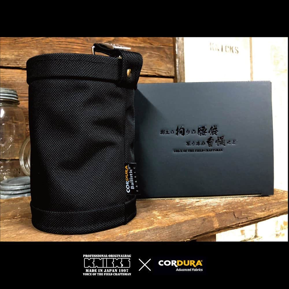 CORDURA®(コーデュラ®)日本版公式アカウントさんのインスタグラム写真 - (CORDURA®(コーデュラ®)日本版公式アカウントInstagram)「工具向け腰道具袋のリーディングカンパニー「KNICKS (ニックス)」の新作、CORDURA® Ballistic 1680D Fabric 使用のフリーカップ、BA-100DC【セフ対応ワンタッチ金具付き、自立型バリスティック生地フリーカップ】。重厚なCORDURA® Ballistic の強度は言わずもがな、セフが無い場合でも固定カラビナで装着可能、内面の折り返し生地が無い為インカップ時に手の甲の生地の耳に当たらず不快感無くスムーズに取り出せるなど、職人のニーズをしっかり反映したモノづくりは秀逸です。 ・ こちらの素敵なお写真は @knicks1962 さんの1枚です。 ・ CORDURA®（コーデュラ®）日本版公式アカウントです。CORDURA®は、耐久性に優れた素材として50年以上の実績のあるインビスタ社のファブリックブランドです。 ・ このアカウントでは、みなさんのCORDURA®を使用したプロダクトの自慢の1枚をご紹介しております。当アカウントをフォロー後、「#コーデュラジャパン」のハッシュタグをつけて投稿していただくとリポストさせていただくこともあります。みなさんの素敵な投稿をお待ちしております。 ・ #コーデュラ #cordura #コーデュラナイロン #코듀라 #タフ #耐久性 #素材 #腰袋 #大工 #電工 #鳶 #職人 #釘袋 #ハンマー #仕事着 #腰道具 #働く男 #外仕事 #おしゃれ #通気性 #大容量 #シンプル #超軽量 #作業 #内外作業 #ニックス #KNICKS #workmaga」2月23日 17時00分 - cordurabrandjp