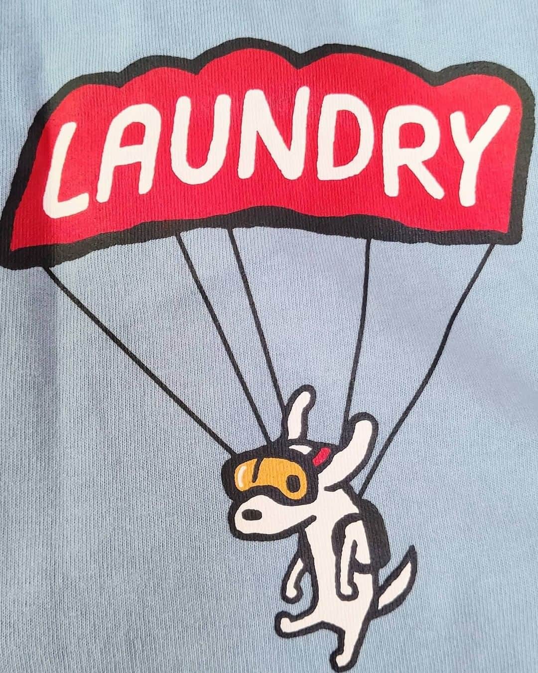 Laundry ランドリーさんのインスタグラム写真 - (Laundry ランドリーInstagram)「わんちゃん好きには特に大人気な犬と少年シリーズ🌸🌸 バックプリントでは一緒に大空浮遊を楽しんでいる様子が☆  @shibainu.coo 様、いつもLAUNDRY神戸モザイク店をご利用いただき、 ありがとうございます🤩  神戸店のスタッフはいつもくぅさんに癒されているそうです🥰 これからも是非一緒に遊びに来てくださいね🌟 ＿＿＿＿＿＿＿＿＿＿＿＿＿  おかいものシリーズ♪  LAUNDRYでTシャツ2枚購入✨ お気に入りの犬と少年シリーズ パラシュートを背負ってるワンコが可愛い ウサギさんのは、どこか昔懐かしい感じが··· ノベルティでバレンタインチョコもらったよ～♥  . #柴犬 #shiba #shibadog #日本犬 #Japanesedog #かわいい #kawaii #柴犬との暮らし #柴犬が大好き  #laundry038 #LAUNDRY #ランドリー神戸モザイク店 #犬と少年 #Tシャツ #くぅさんもお気に入りのSHOP #いつもありがとう  ＿＿＿＿＿＿＿＿＿＿＿＿＿  詳しいお知らせはプロフィールから ブランドサイトをチェック🧐 ⇒ @laundry_official  そしてそして、 #laundry038 をつけて投稿すると LAUNDRY公式アカウントにご紹介されちゃうかも🥰  #laundry #ノベルティ #チョコレート #パラシュート #犬 #少年 #ウサギ #ユニセックス  #rabbit #character #tshirts #dog #unisex」2月23日 17時00分 - laundry_official