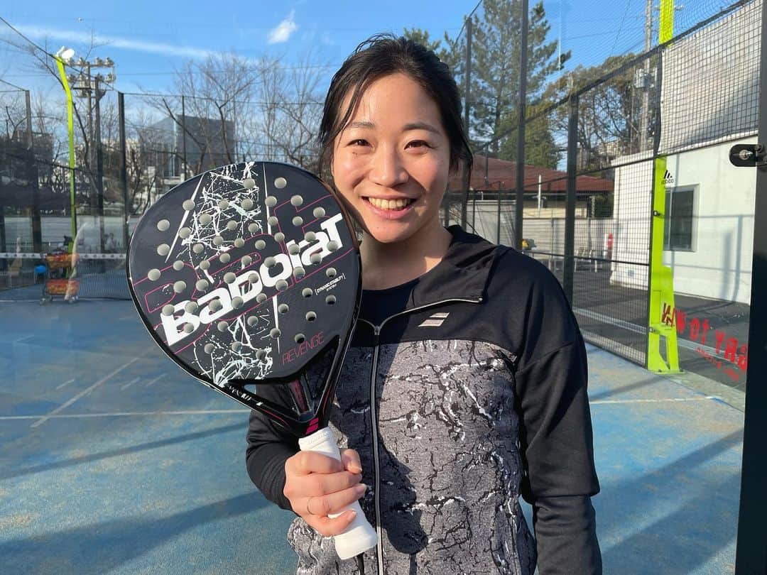 吉冨愛子 のインスタグラム：「パデルイベントに参加🎾  パワープレーが効かないからテニスより考えることが多くて難しいけど、 戦術を教えてもらった上でエキシビを見たり試合してみると本当に楽しかったです！！  コートもラケットも小さいしボールも少し柔らかいので、テニスよりも生涯スポーツとして幅広い世代が楽しめるスポーツだなと感じました😊  お声かけくださったパデル協会の方々、選手の方々ありがとうございました☺️  ラケット、ウェア、シューズはもちろん @babolatjapan バボラです😎 バボラはテニスだけでなくパデルやバトミントンの用具もあります。 パデルやってみようって方、是非バボラのラケットで始めてみてください😆  #padel #tennis #babolat #babolatjapan #racket #パデル #テニス #バボラ #スポル #スポーツ」
