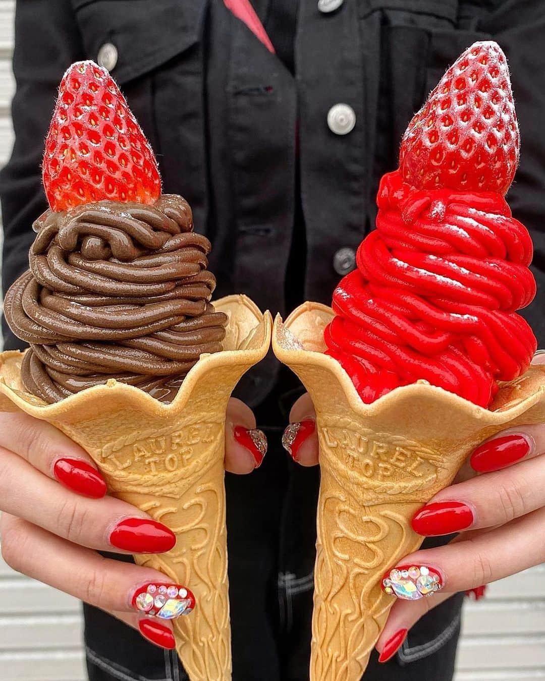 のインスタグラム：「「真っ赤ないちごソフトクリーム」﻿ リポスト✒︎今年の1月オープン🎊ひと味違うソフトクリームがいただける大須のソフトクリーム専門店、cafe club キャロルさんの真っ赤ないちごのソフトクリーム🍦🍓﻿ ﻿ “口紅いらずの真っ赤なソフトクリーム”がいただけるこちら👀💄いちごのピューレが入っており甘くてちょっぴり酸っぱいようです🍓🤤﻿ ﻿ まるでモンブランのような細巻で、上に乗ったいちごも可愛らしいですね🍓お味も気になります🍦✨﻿ ﻿ 2月上旬から販売スタートしたキャロルブラックチョコレートは期間限定のため既に販売が終わっているようです⚠️🍫﻿次のお味も楽しみですね🌸 ﻿ @mogmognagoya さん、#ナゴレコ ありがとうございます⭕️﻿ ﻿ Repost @mogmognagoya・・・﻿ ﻿  ⚜️﻿ ◦•◦•◦•◦•◦•◦•◦•◦•◦•◦•◦•◦•◦•◦•◦•◦•◦•◦•◦•◦•◦•◦﻿ 🍦cafe Club CAROL🍦﻿ 🔖 @cafe_carol_ ﻿ 🏠名古屋市中区大須3丁目30-25﻿ 📍合点承知ビル１階﻿ 🚉地下鉄 「上前津駅」駅徒歩約5分﻿ 🕛11:30〜17:00﻿ 🈺 金土日のみ営業﻿ 🅿️ 無し﻿ ⚠️コロナにより営業時間・定休日が記載と異なる場合があります﻿ ﻿ 🍴真っ赤ないちごソフトクリーム ¥540﻿ 🍴キャロルブラックチョコレート¥540﻿ •◦•◦•◦•◦•◦•◦•◦•◦•◦•◦•◦•◦•◦•◦•◦•◦•◦•◦•◦•◦﻿ ﻿ 1月3日大須の合点承知ビル１階にオープンしたソフトクリーム専門店『CAROL』さん☆﻿ ﻿ ビルの外で前投稿のクマフラッペの写真を撮ってる時にインパクトのある看板の写真に心惹かれ再度ビルの中へ！﻿ ﻿ 細巻でまるでモンブランのような﻿ 燃えるような真っ赤なソフトクリームと﻿ 期間限定メニューの黒いソフトクリーム「キャロルブラックチョコレート」をオーダー★﻿ ﻿ 恐る恐る食べてみるとしっかり濃いストロベリー味と濃厚なチョコレート味で甘さも程よく食べやすいね〜♡﻿ ﻿ とお互いの顔を見てびっくり﻿ ひと舐めしただけで口の中が真っ赤&真っ黒になって娘　@ruuuca415 と2人で大笑い☆﻿ ﻿ 口紅いらずのソフトクリームってこの事か﻿ なかなかユニークなソフトクリームでした♫﻿ ﻿ ごちそうさまでした♪﻿ ﻿ ◦•◦•◦•◦•◦•◦•◦•◦•◦•◦•◦•◦•◦•◦•◦•◦•◦•◦•◦•◦•◦•◦﻿」
