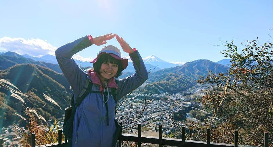 桜花のインスタグラム：「お店に行くたびに何かしら山グッズがどんどん増えていきます、、🗻🗻🗻🍀✨笑  早く爽やかに登りまくりたいですな🗻🗻🗻🍀こちら岩殿山🗻🌷   大月駅から歩いてアクセス、 最高富士山展望の素敵山！＼(^^)／🍀✨  #山グッズ #岩殿山 #富士山  #山登り」