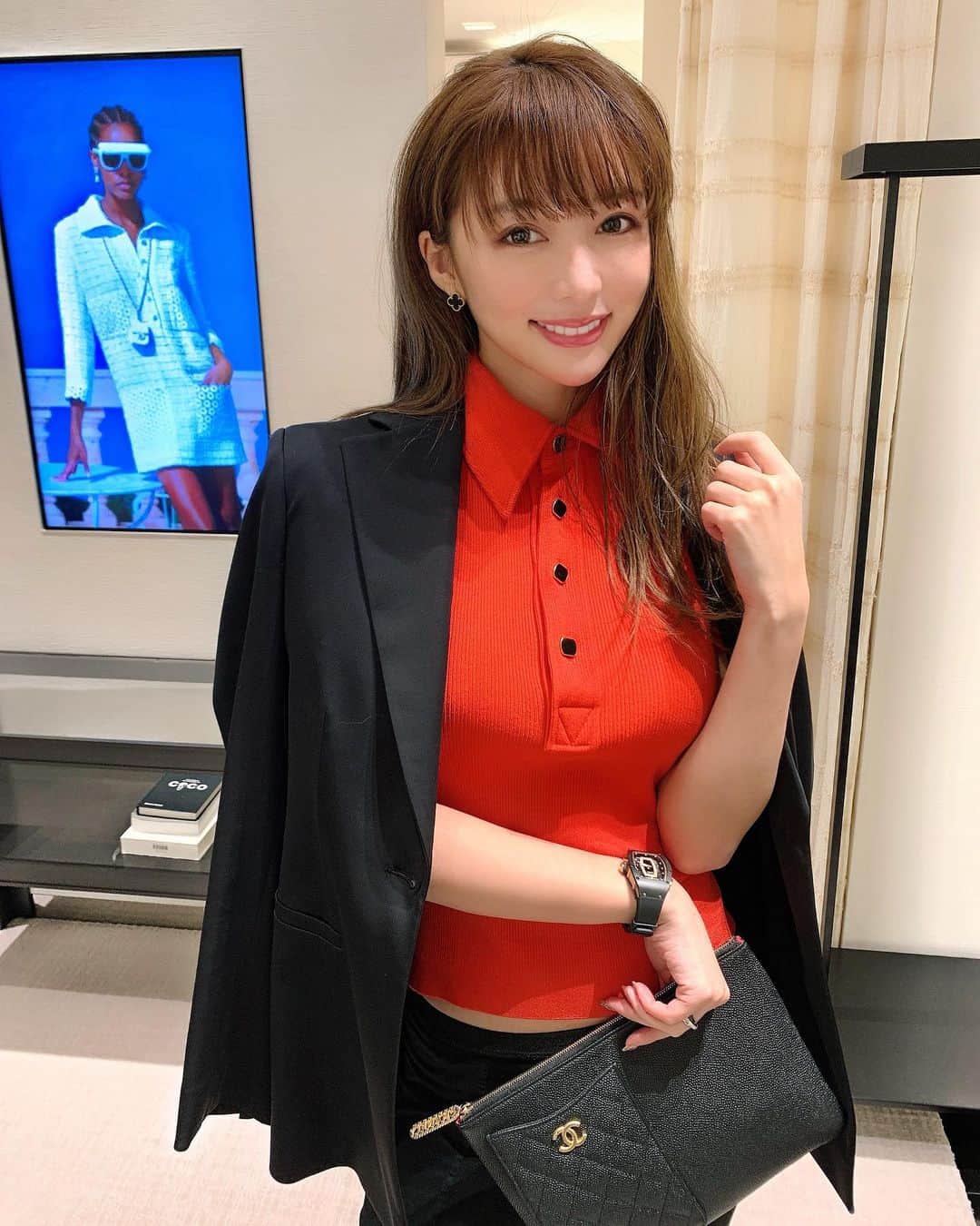 のインスタグラム：「CHANEL at GINZA🤍 Check the clothes of SS/2021 !! There're super adorable top and bottom which are both made from matching cloth🤍🖤 Cannot wait for summer🔥 . . はろー☺️ 昨日の銀座シャネル🌸 2021年の春夏みてきたよ〜✨ デザイナーさん変わってから私の体型に似合う服があまりなかったんだけど... ついに見つけた🥺♥️ 上下ピンクのセットアップ！笑笑 お披露目楽しみにしててね〜🥰💕 . . #versace #versacejacket #blackjacket #jacketstyle #louisvuitton #lvlover #chanel #chanelbag #chanelclutch #2021ss #ヴェルサーチ #ジャケットコーデ #ジャケット #ヴィトン #ルイヴィトン #シャネル #シャネルバッグ #お買い物 #銀座」
