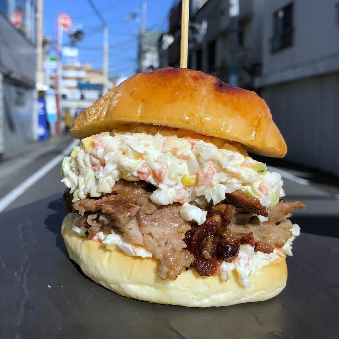 Coffee & Toast Tokyoさんのインスタグラム写真 - (Coffee & Toast TokyoInstagram)「焼肉コールスローサンド！ 🥩🥩🥩🥩🥩🥩🥩  ヘルシーに野菜のサンドと思ったのですが… 気づいたら、焼肉もサンドしてました💦  シャキシャキのコールスローサラダと柔らかいジュシーな牛肉の味わい、これもたまらないです！ . 結果、食べすぎました😋😋😋  . . . . . .  #トースト  #トーストアレンジ #食パンアレンジ  #食パン  #世田谷カフェ  #東京パン屋  #パンスタグラム  #面包 #pain  #빵  #toast  #東京カフェ  #三軒茶屋カフェ #カフェ  #bread  #三軒茶屋  #food  #焼肉  #肉  #にく  #肉スタグラム  #焼肉サンド  #焼肉バーガー  #コールスロー  #コールスローサラダ  #hamburger  #koreanbarbeque  #yakiniku  #coleslaw  #coleslawsalad」2月23日 17時03分 - coffeetoast2