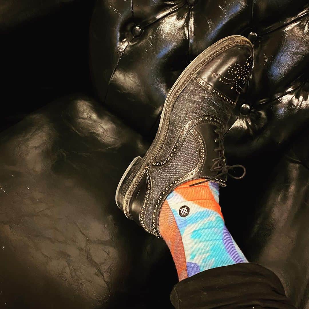 のインスタグラム：「Today's STANCE  #stancesocks  #stance_japan  今日は天気が良いので朝から洗濯物を外に干した。風が強かった。干して5分で短パンがどっかに飛んでった。サヨウナラ。。マイ短パン。」