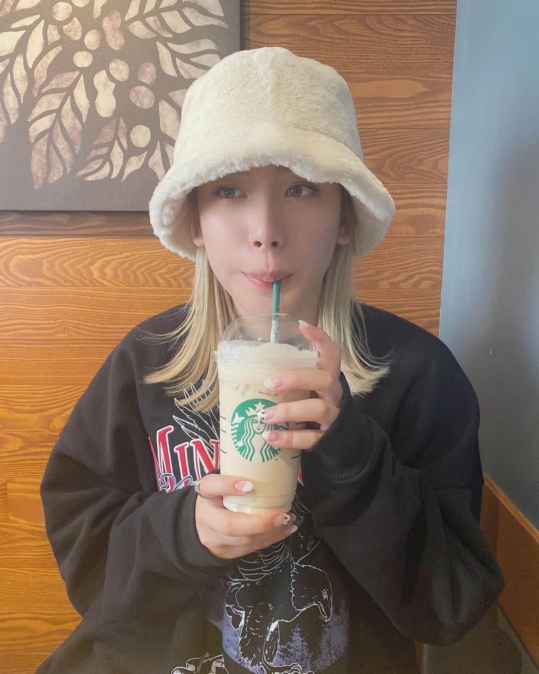 acaneのインスタグラム：「・ スタバがだいすき☕️ コーヒー飲めんけど☕️  #ぽっちゃりがいる生活」