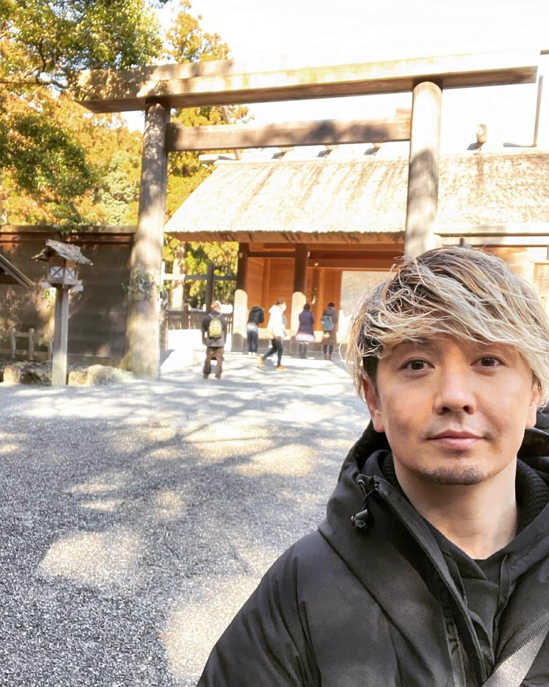 SHOCK EYEさんのインスタグラム写真 - (SHOCK EYEInstagram)「いつかの伊勢神宮外宮⛩✨ この日の参拝は、本殿から風がびゅうと吹き、拝殿の目隠しの布がめくれ、本殿をしっかりと拝むことができました。 ありがたい。  #伊勢神宮 #神宮 #外宮 #豊受大神宮」2月23日 17時08分 - shockeye_official