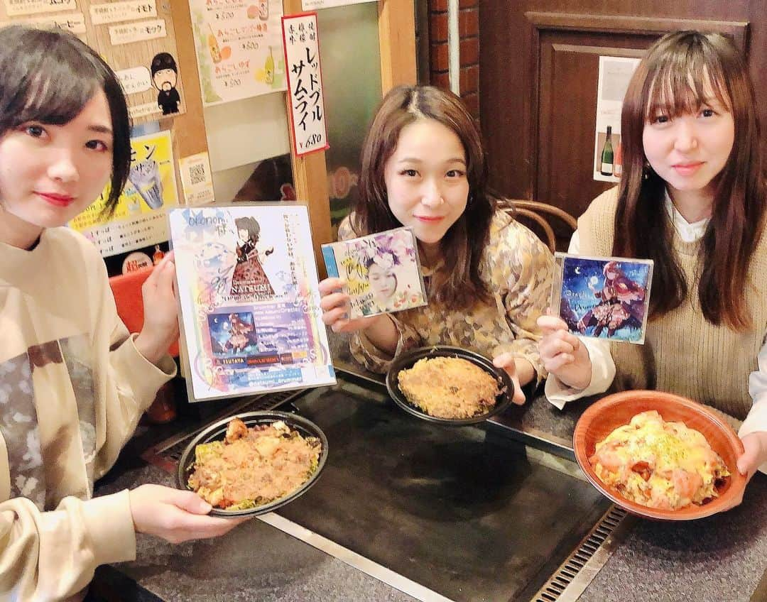 世手子さんのインスタグラム写真 - (世手子Instagram)「Okonomiyaki restaurant you want to visit when you come to Osaka🌟🌟🌟 Yoteko CD is displayed📀✨ You can also take out👏( ^ω^ ) https://item.woomy.me/c/110804 @okonomi821 に行ったよ(=´∀｀) 大阪 #長堀橋 に行った時は寄ってこしてほしいお店(^-^)v 親しみあふれる店内はとってもあったかいです(*´-`) 素敵なメニュー沢山でまた行きたい🤩 次回は #皇帝DX を食べてみたい✨✨ #世手子 CD飾ってもらってます(*'▽'*) #オラクルCD もあるよ(*'ω'*) ストーリーズにURLを張ったから見てね(*´ω｀*) 長堀橋 オコノミ で検索(*´∀`)♪ @erikanoreichijo  @natsumi_drummer と #お好み焼き #テイクアウト (*´∇｀*) ネギ焼きメニュー豊富で #ネギ焼き 好きにはたまりません(*≧∀≦*) #長堀橋グルメ  #WoomyPR」2月23日 17時11分 - rojide