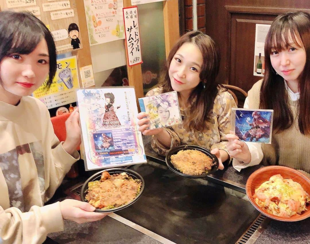 世手子さんのインスタグラム写真 - (世手子Instagram)「Okonomiyaki restaurant you want to visit when you come to Osaka🌟🌟🌟 Yoteko CD is displayed📀✨ You can also take out👏( ^ω^ ) https://item.woomy.me/c/110804 @okonomi821 に行ったよ(=´∀｀) 大阪 #長堀橋 に行った時は寄ってこしてほしいお店(^-^)v 親しみあふれる店内はとってもあったかいです(*´-`) 素敵なメニュー沢山でまた行きたい🤩 次回は #皇帝DX を食べてみたい✨✨ #世手子 CD飾ってもらってます(*'▽'*) #オラクルCD もあるよ(*'ω'*) ストーリーズにURLを張ったから見てね(*´ω｀*) 長堀橋 オコノミ で検索(*´∀`)♪ @erikanoreichijo  @natsumi_drummer と #お好み焼き #テイクアウト (*´∇｀*) ネギ焼きメニュー豊富で #ネギ焼き 好きにはたまりません(*≧∀≦*) #長堀橋グルメ  #WoomyPR」2月23日 17時11分 - rojide