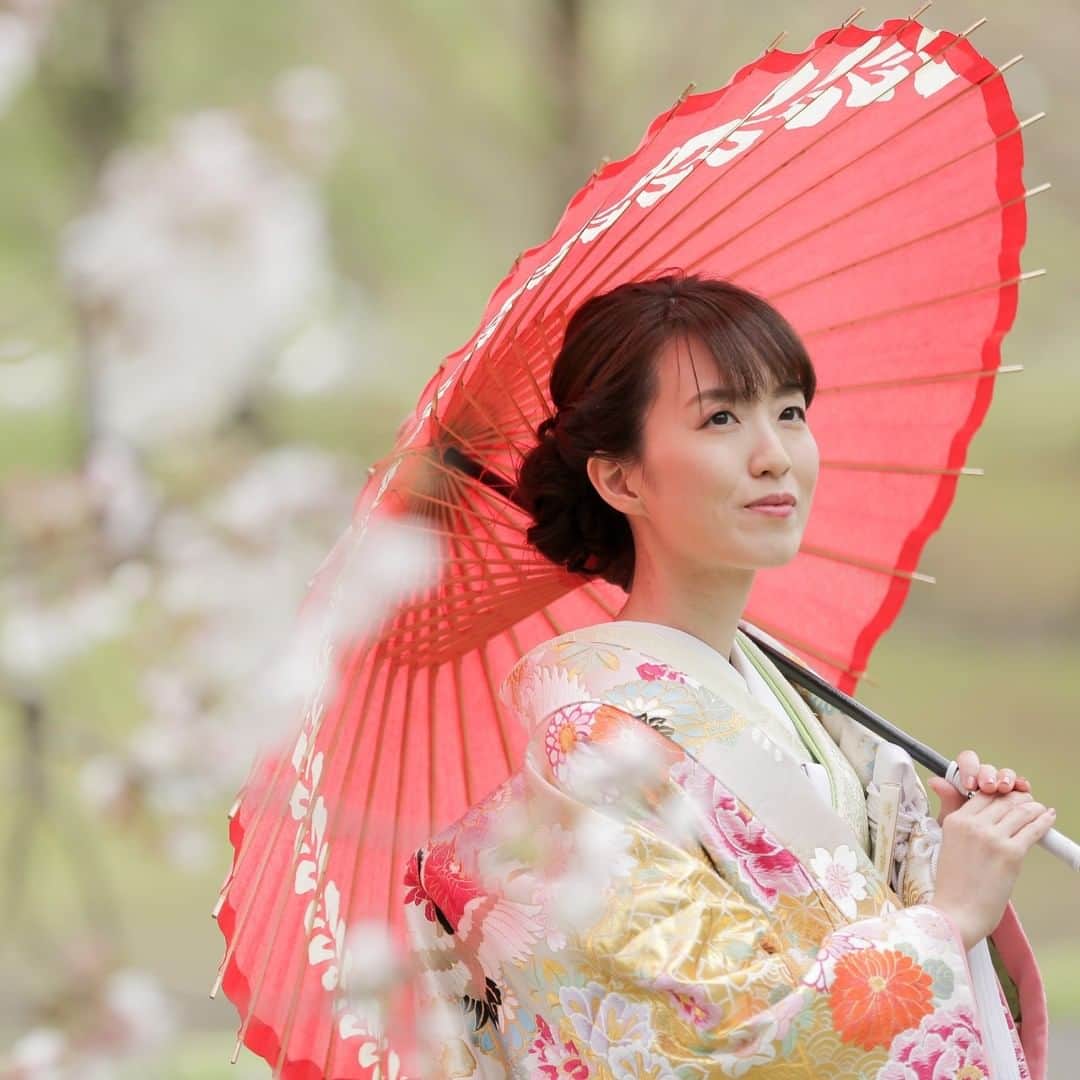 ラヴィ•ファクトリーさんのインスタグラム写真 - (ラヴィ•ファクトリーInstagram)「. 【写真で叶える結婚式】 . 例年大人気な桜のシーズンが近づいてまいりました* 日本の伝統、季節の美しさを感じていただける季節。 ご希望スポットなど、ぜひお早めにご相談くださいませ。 —————— ラヴィファクトリー大宮: @omiya_laviephotography  Photographer:肘井 AREA:JAPAN,OMIYA —————— @laviefactoryをフォローして #laviefactory #ラヴィファクトリー のハッシュタグをつけて お写真を投稿してみてくださいね✳︎ . こちらの公式IG（@laviefactory） で取り上げさせていただきます✨ #wedding#weddingphotography #ラヴィファクトリー #laviefactory #photo #生きる写真 #ハートのある写真 #instawedding #結婚写真 #ウェディング #ウェディングフォト #撮影指示書 #ロケーションフォト #前撮り #プレ花嫁 #結婚準備 #写真好きな人と繋がりたい #フォトウェディング #卒花 #前撮り #後撮り #ウェディングニュース #プラコレ #桜 #桜フォト #和装フォト #番傘 #2021春婚」2月23日 17時11分 - laviefactory