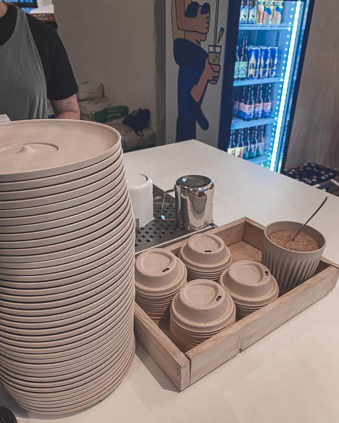 MARIEさんのインスタグラム写真 - (MARIEInstagram)「エストニアのパン屋さんで使われていた﻿ オーストラリアの【Huskee cup】☕️﻿ ﻿ コーヒー豆の捨てられるはずだった﻿ 皮から作られているんです！﻿ ﻿ コーヒー業界の廃棄物を減らして古いカップから﻿ また新しくカップを作り再利用する事ができます☕️﻿ なんともサステナブル🌿﻿ ﻿ 保温性も高くて重ねやすくてスタイリッシュな﻿ デザインだから欲しくなりました♡﻿ ちなみにAmazonでも売っていました☺️﻿ ﻿ エストニアでは持ち帰り用のカップでは﻿ 蓋も紙でできている事が多かったです！﻿ マイカップを持ち歩く事も大切だけど﻿ 提供する側が環境に優しい素材を﻿ 使ってくれるのはやっぱり嬉しい🌍🧡」2月23日 17時11分 - marie.328